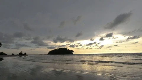 Waves on a beach on a lovely evening 動画素材 118581122