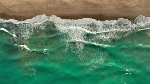 Waves on beach moving horizontally tropical waves 库存影片 236742109
