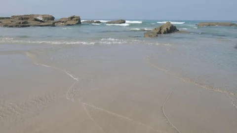 Waves on the beach on the ocean Vídeo Stock 81483911