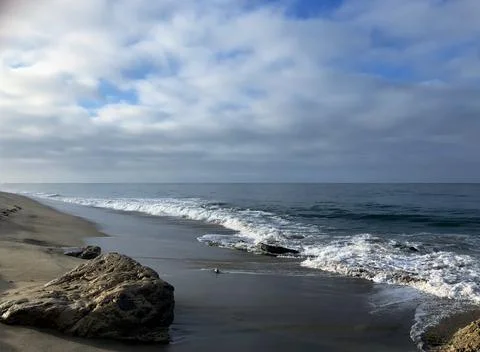 Waves on beach 库存照片