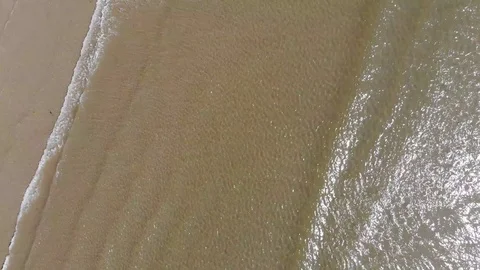 Waves on beach RAW Vidéo 122951791