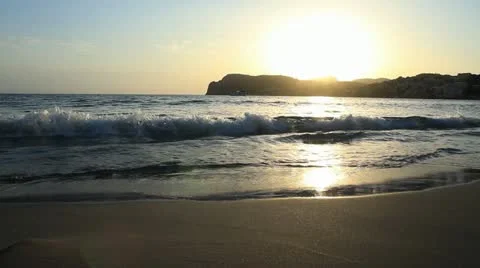 Waves on the beach at sunrise Vidéo 12155878