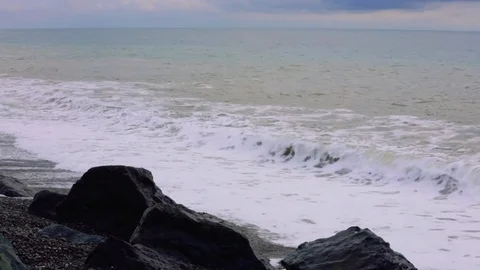 Waves beat against rocks on  beach. sea noise Vidéo 84713727