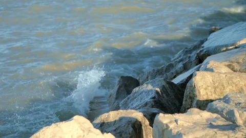The waves beat against the rocks Stock-Footage 76010660