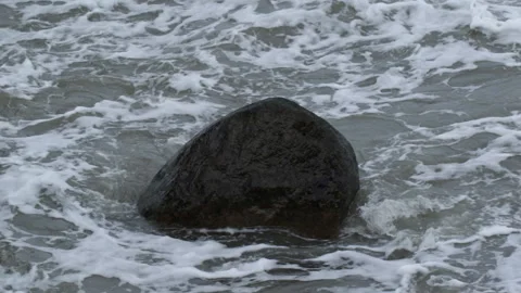 Waves beat against a stone 库存影片 86738010