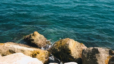 The waves beat on the rocks of Cannes. 库存影片 113143294