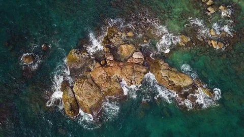 Waves beat on the rocks in the middle of the ocean. Soothing shots Stock Footage 109133373
