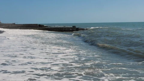 Waves beat on the shore in slow motion (Medium Shot) Stockbeeldmateriaal 130083293