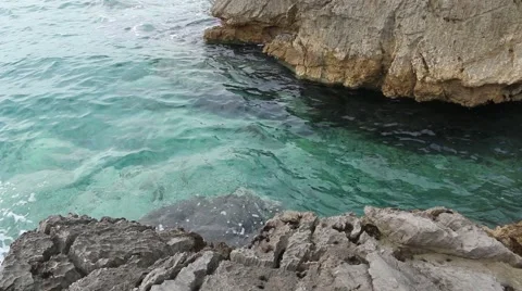 Waves beating rocks on the shore with sound 스톡 동영상 42566655