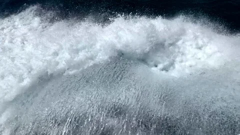 The waves behind the yacht 库存影片 112045001