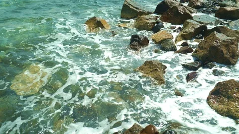 Waves between stones at sea 動画素材 113465361