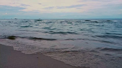 The waves blow into the beach 库存影片 120891486