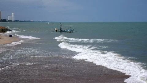 The waves blow into the beach 库存影片 120891936