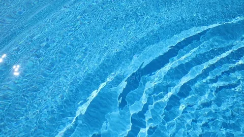 Waves on blue pool water 스톡 동영상 112755412