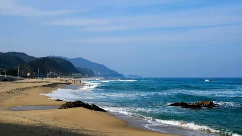 The waves of blue strike the rocks and produce white bubbles. Vidéo 145968159