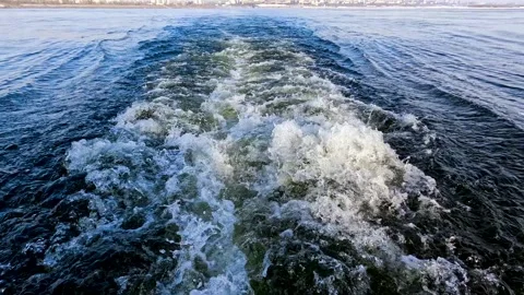Waves from a boat sailing on a cold winter river Видео 339766407