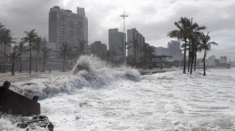 Waves breaching barrier wall at Durban's beachfront. Vídeo Stock 43281326