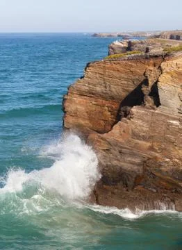 Waves break about rocks, the atlantic ocean at the coast of portugal Fotos Stock