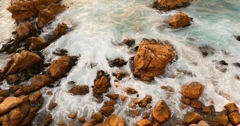 Waves break against rocks with audio Vídeo Stock 111903184