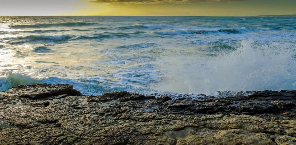 The waves that break on the rocks Stock Photos
