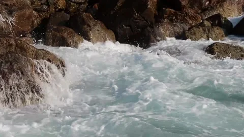 Waves break on rocks on the seashore Stock Footage 139403084