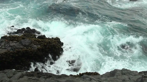 Waves break on the rocky CA coast at dusk 库存影片 24568988
