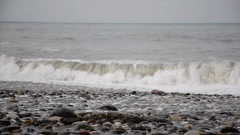 Waves break on the shore with pebbles Video stock 113543274