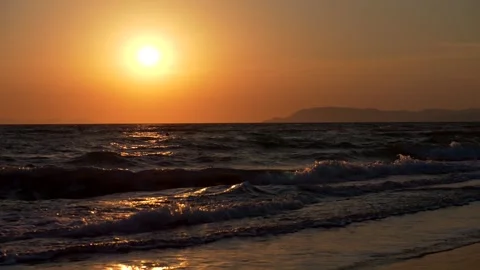 Waves break on the shore at sunset. Romantic moment. Super slow motion 4K 库存影片 297296919
