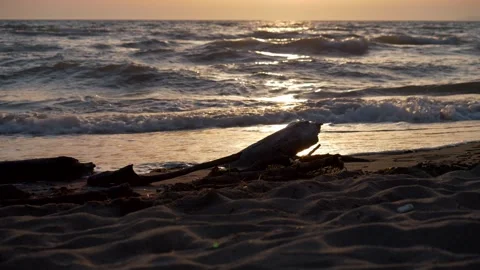 Waves break on the shore at sunset. Super slow motion 4K 库存影片 297297814