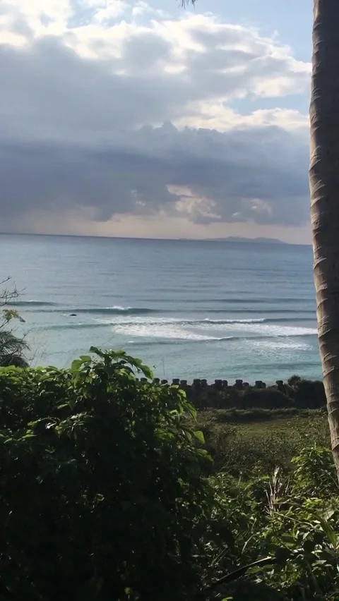 Waves break in a tropical paradise Video stock 304402369
