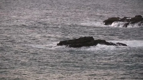 Waves breaking on 2 rocks Vidéo 92869368