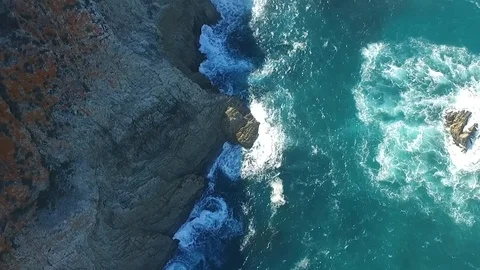 Waves breaking against rocks Video stock 109425529