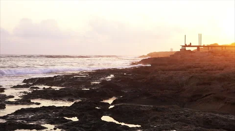 Waves breaking against rocks on sea shoreline. Vidéo 68031190