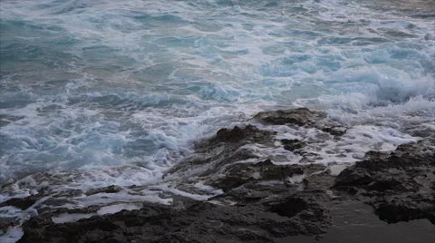 Waves breaking against rocks on sea shoreline. Vidéo 68040259