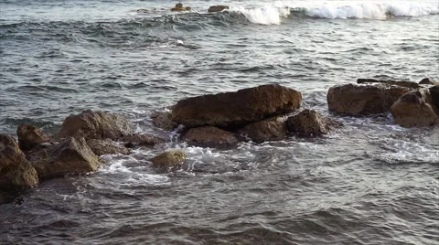 Waves breaking against rocks on sea shoreline. Vídeos de archivo 68040890