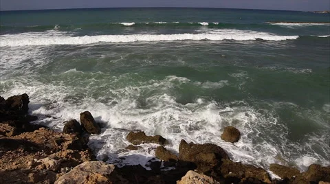 Waves breaking against rocks on sea shoreline. Stock-Footage 68205958