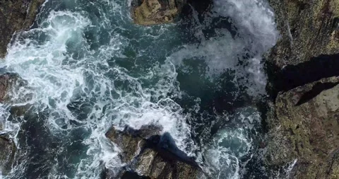 Waves breaking and crashing on rocks with camera rising 스톡 동영상 163977149