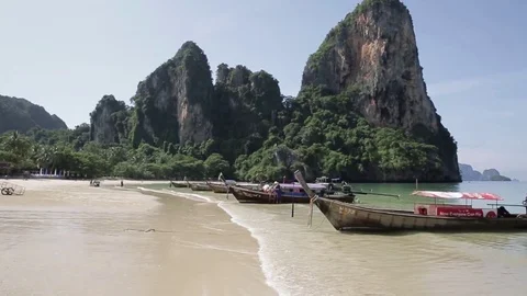 Waves breaking on a beach  Vídeo Stock 81756741