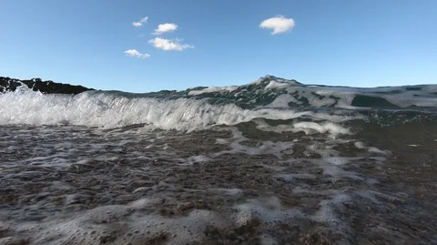 Waves breaking on the beach 動画素材 116904735
