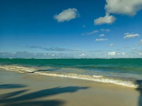 Waves breaking on a beach at Punta Cana in the Dominican Republic Stockfoto's