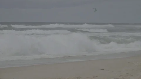 Waves breaking on the beach in slow motion Video stock 79482860