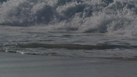Waves breaking on the beach - Slow motion Video stock 105316517