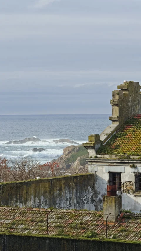 Waves breaking beside coastal old building Vidéo 338294767