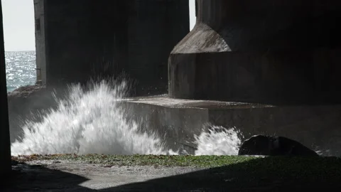 Waves breaking on a dock Video stock 136925528