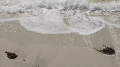 Waves breaking Stockbeeldmateriaal 25333381