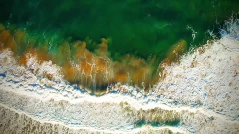 Waves breaking 動画素材 252986559