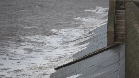 Waves breaking on incoming tide against sea wall Vidéo 301244222