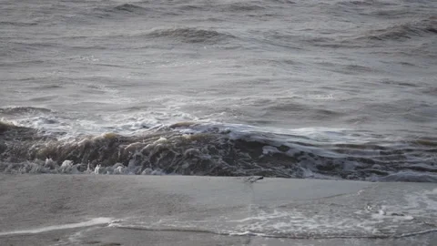 Waves breaking on incoming tide against sea wall Stock-Footage 301245809