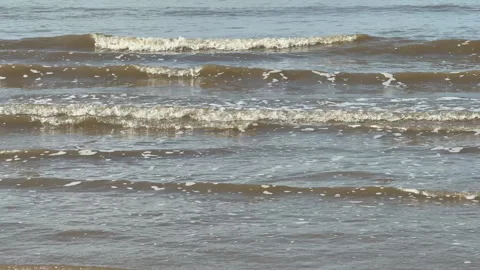 Waves breaking on incoming tide Video stock 331465626