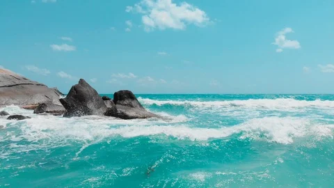 Waves breaking onto large rocks aerial Vídeo Stock 111643991